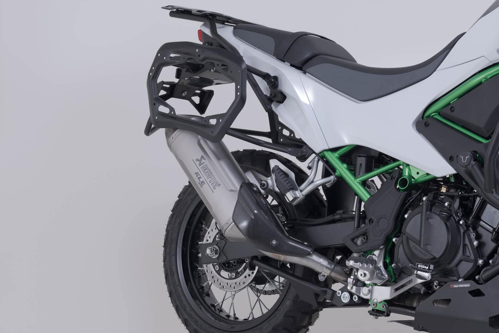 Výfukový systém SW-Motech Akrapovič Slip-On, strieborný. Kawasaki KL500 / SE (26-).