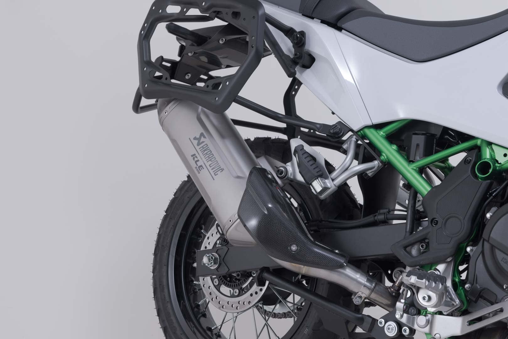 Výfukový systém SW-Motech Akrapovič Slip-On, strieborný. Kawasaki KL500 / SE (26-).
