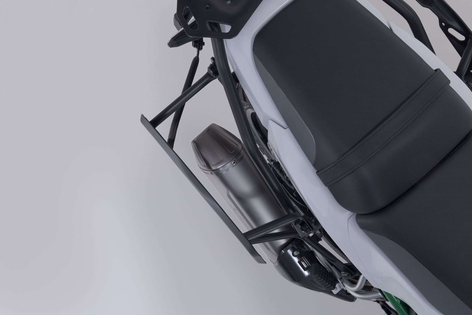 Výfukový systém SW-Motech Akrapovič Slip-On, strieborný. Kawasaki KL500 / SE (26-).