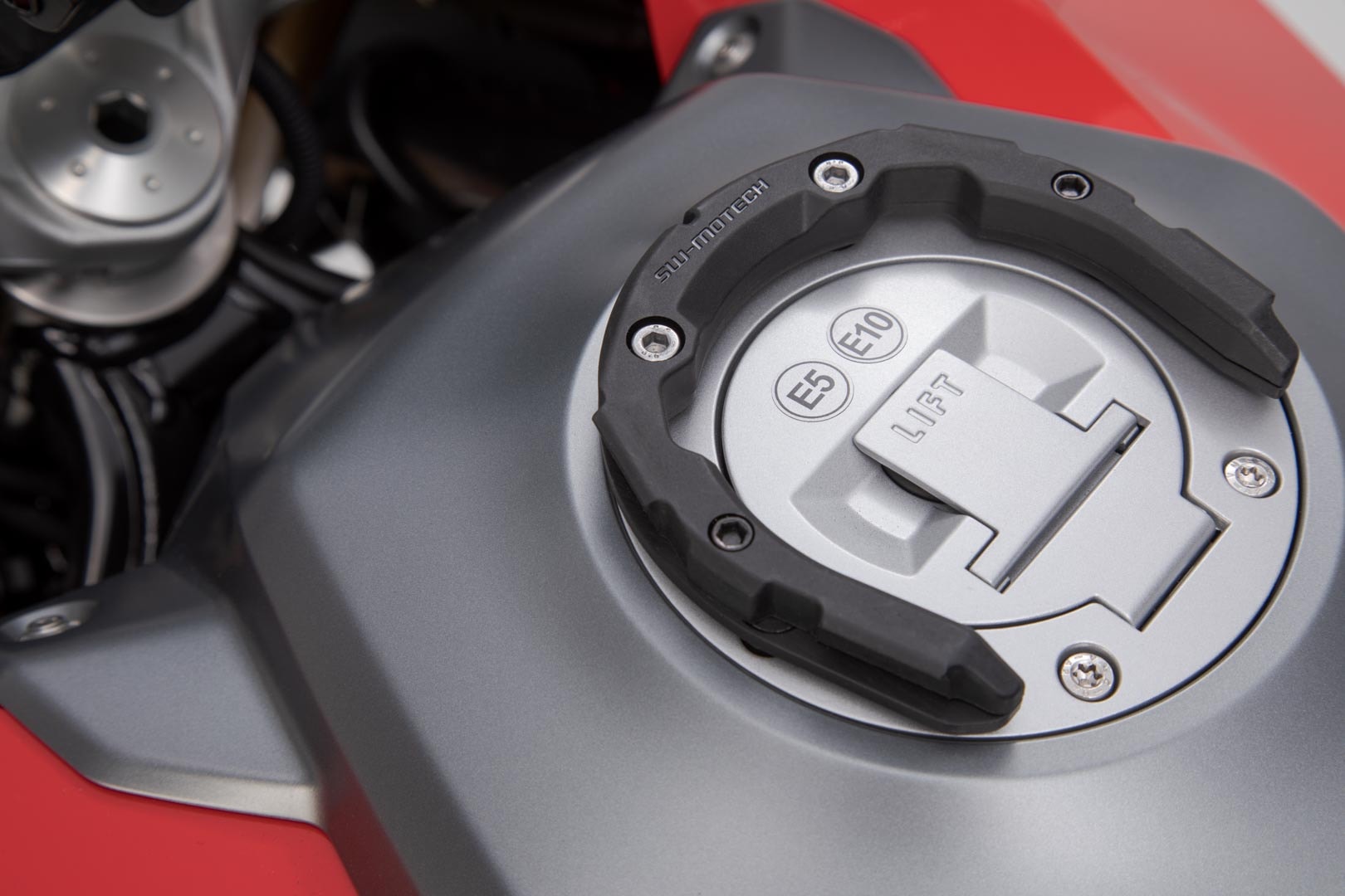 SW-Motech PRO Tank Ring, čierny. Modely Suzuki.