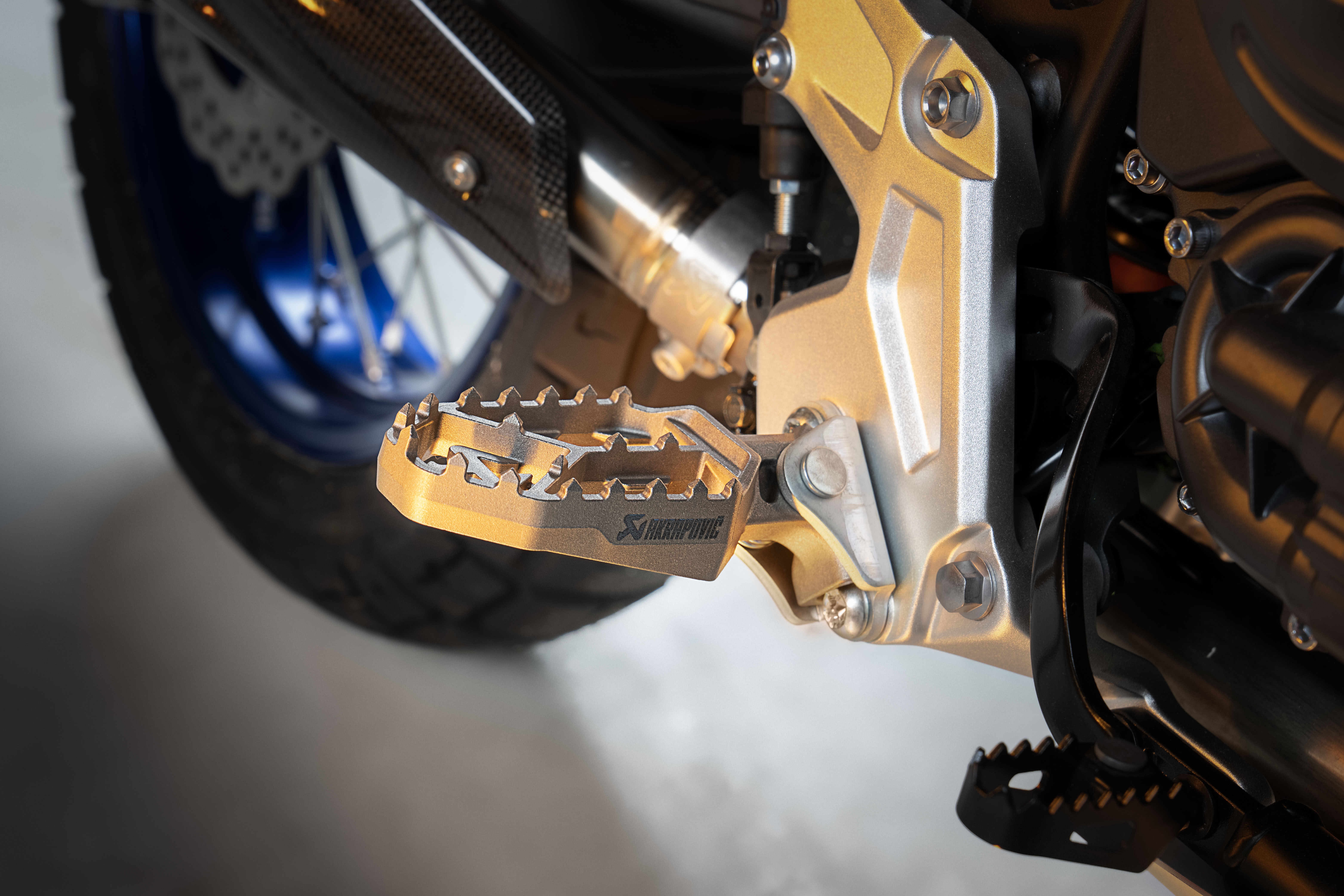 Akrapovic Adventure Footpeg Set (Titanium) – Yamaha Ténéré 700