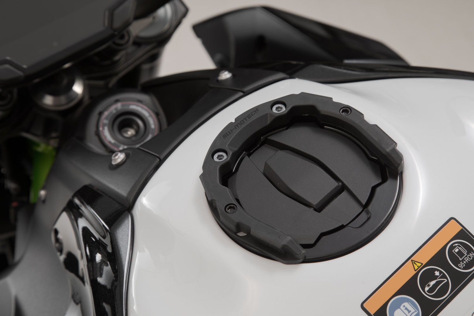 SW-Motech PRO Tank Ring Black. Modely Kawasaki (od roku 2016).