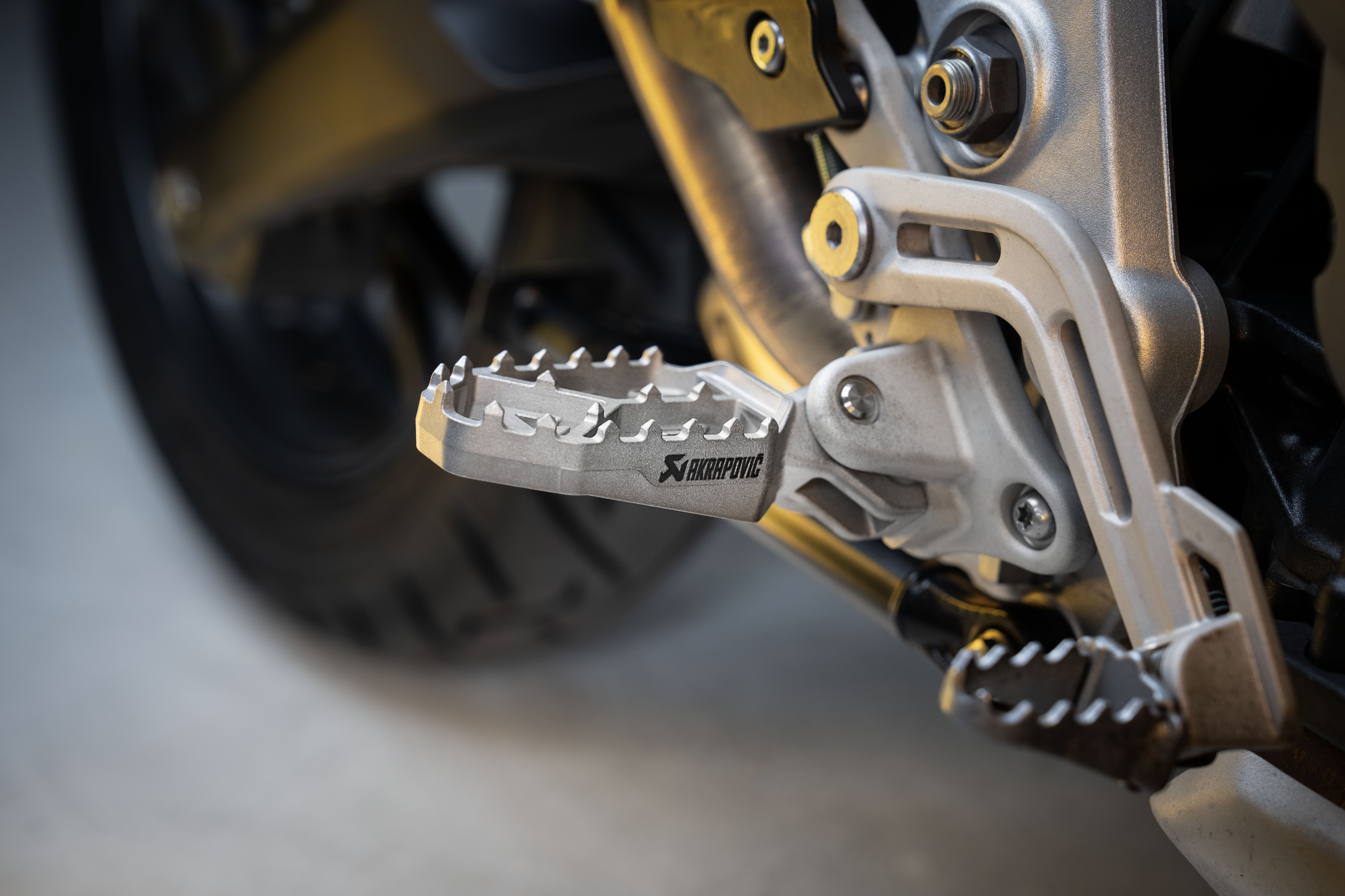 Akrapovic Adventure Footpeg Set (Titanium) – Triumph Tiger 1200 GT / RALLY / Tiger 800 XC/XR/XRx/XCx/XRT/XCA / Tiger 850 / 900