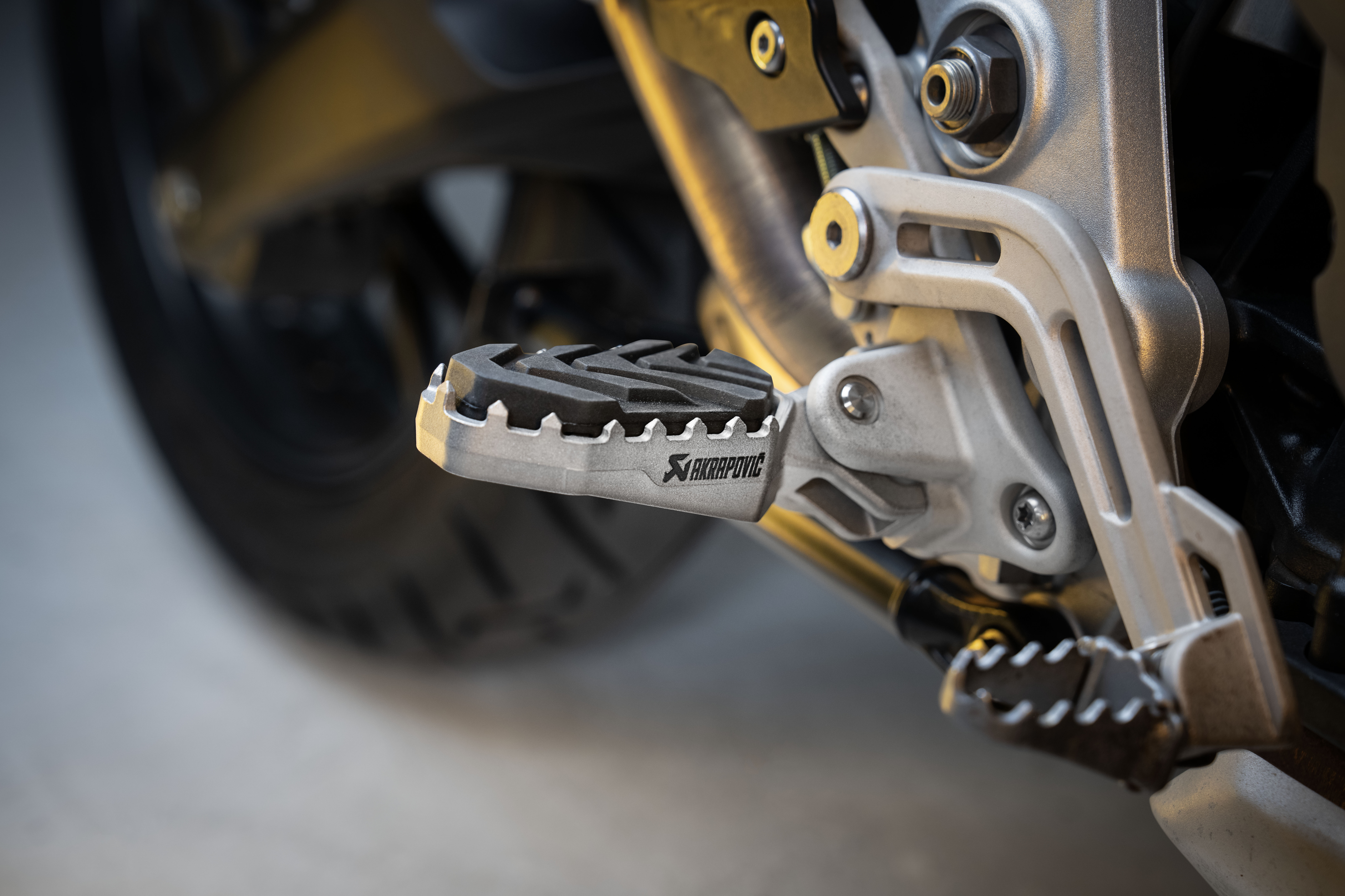 Akrapovic Adventure Footpeg Set (Titanium) – Triumph Tiger 1200 GT / RALLY / Tiger 800 XC/XR/XRx/XCx/XRT/XCA / Tiger 850 / 900