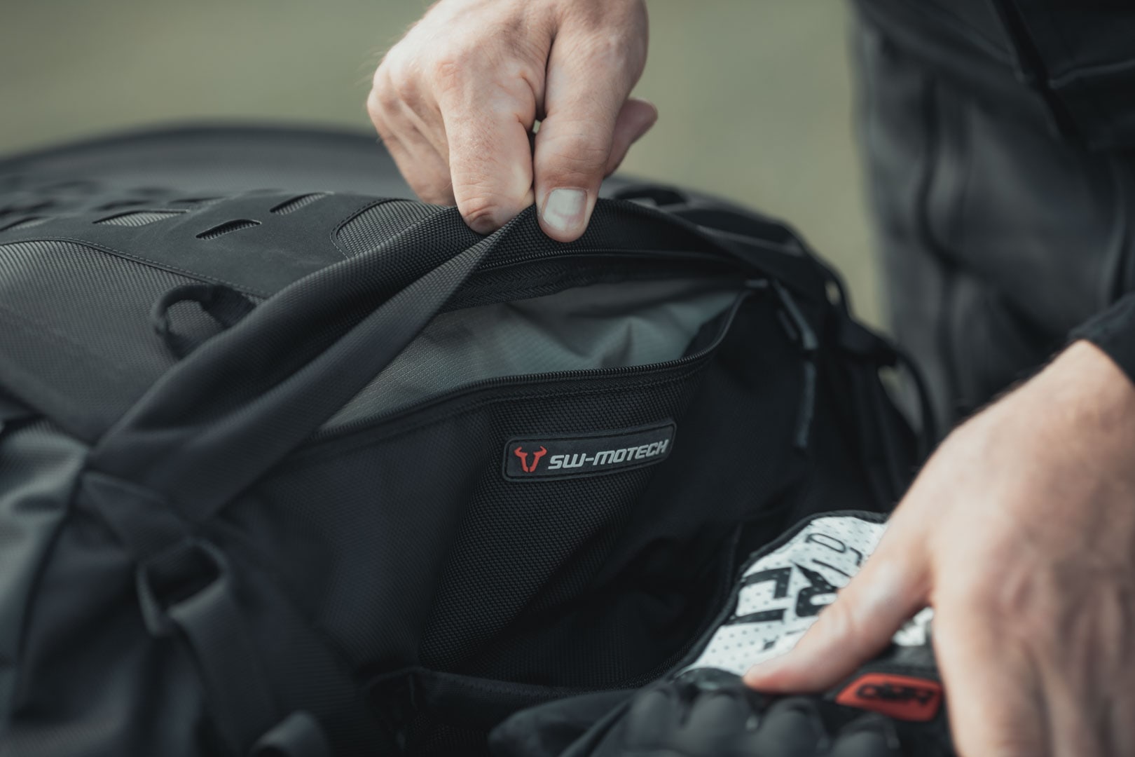 SW-Motech PRO Cargobag Tail BAG 1680d z balistického nylonu. Čierna/antracitová. 50 l.